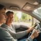 Jonge bestuurder rijdt begeleid met ouder als coach via 2toDrive