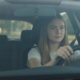 Jonge leerling met handen aan het stuur tijdens een rijles, voorkomt veelgemaakte fouten