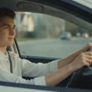 Jonge leerling met rust en structuur aan het stuur tijdens rijles met ADHD of autisme