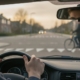 Jonge bestuurder verleent voorrang bij een kruispunt met haaientanden en een fietser van rechts