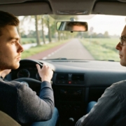 Jonge bestuurder rijdt met een begeleider naast zich in de auto