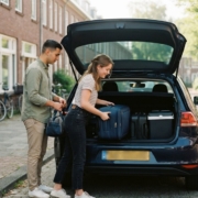 Jong stel laadt koffers veilig in de kofferbak voor de vakantie