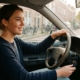 Jonge bestuurder achter het stuur van haar eerste auto, verzekeren als beginnend bestuurder