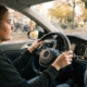 Jonge bestuurder met instructeur tijdens rijles, hoeveel rijlessen nodig voor rijbewijs