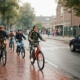 Kinderen fietsen naar school in een schoolstraat terwijl een auto wacht