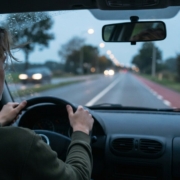 Jonge bestuurder op een provinciale weg met een doorgetrokken streep op het wegdek