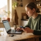 Jonge vrouw vult de gezondheidsverklaring van het CBR in op haar laptop, met autosleutels op tafel