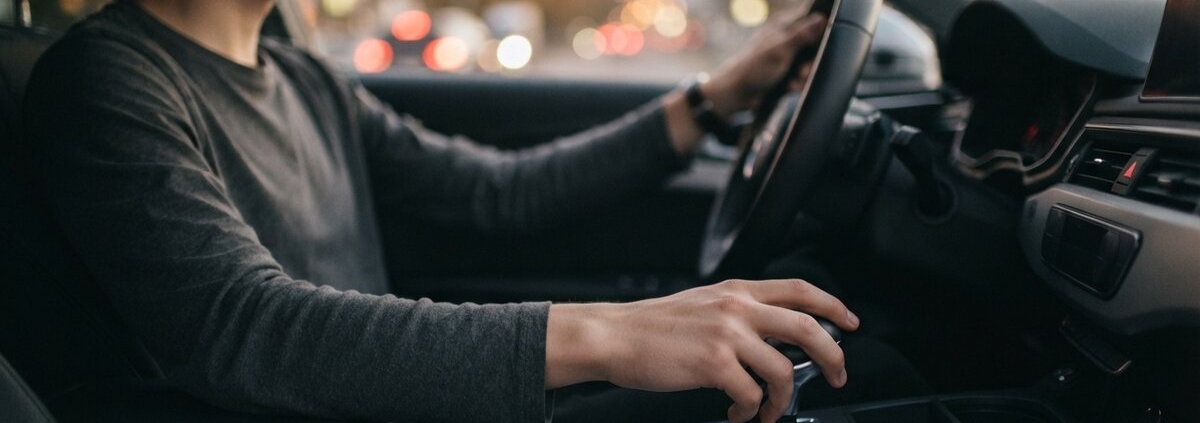 Jonge bestuurder zet de automaat in de juiste stand tijdens het automaat rijden
