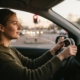 Jonge bestuurder remt soepel af voor een rood verkeerslicht tijdens de rijles